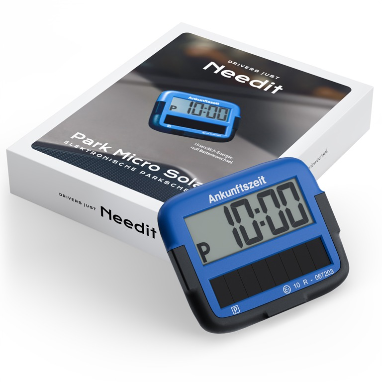 Blauer Parktimer mit Digitalanzeige 10:00. Daneben eine Schachtel mit Markenname und Produktinformationen.