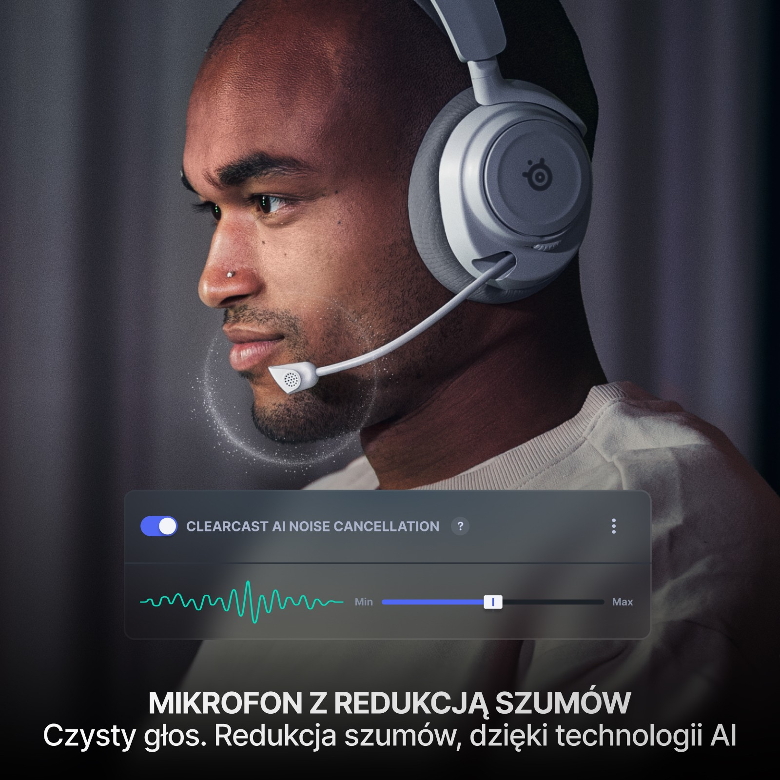 Mężczyzna w białym zestawie słuchawkowym z mikrofonem. Interfejs pokazuje ustawienia redukcji szumów.