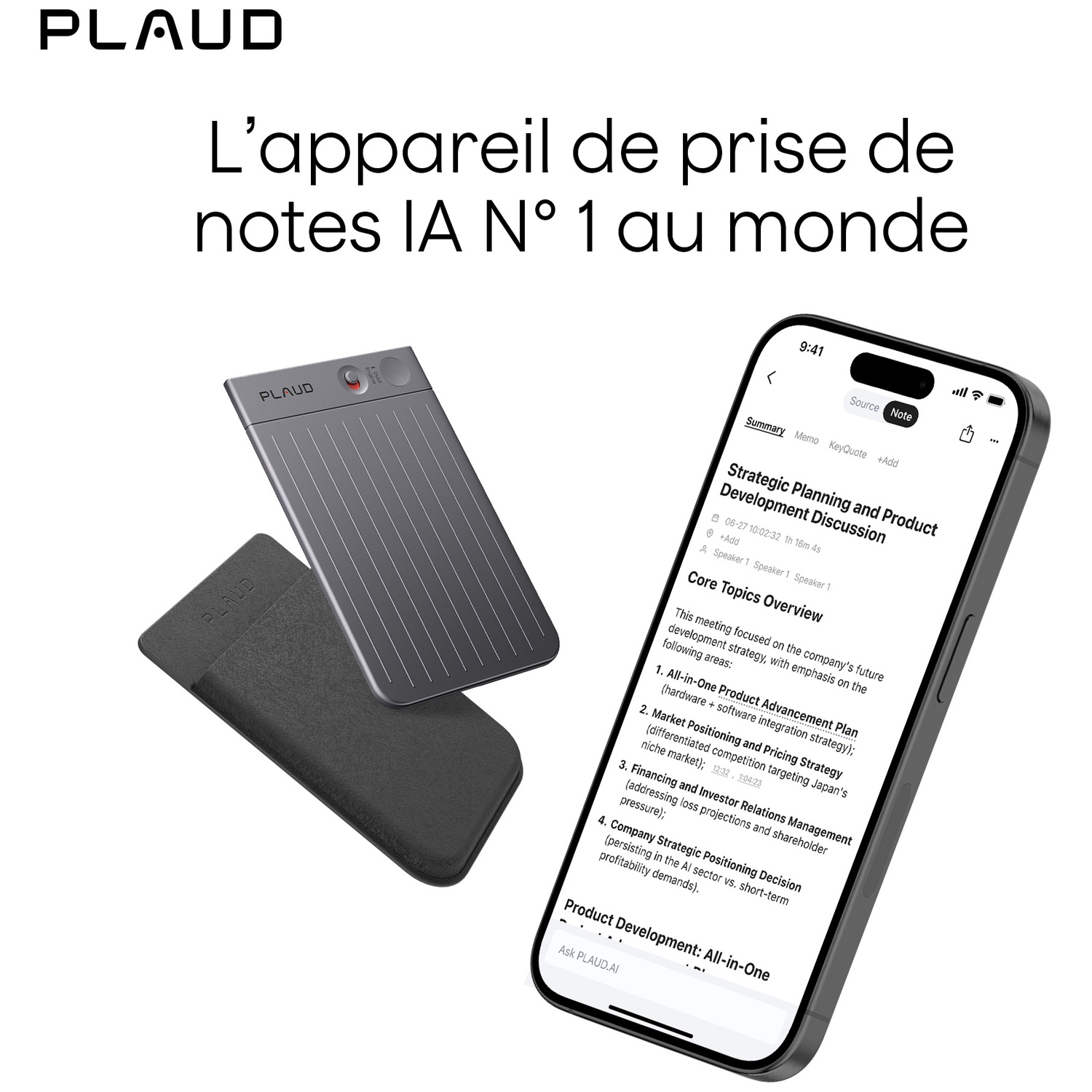 L'image montre un smartphone affichant des notes de réunion, un appareil de prise de notes gris et un étui noir, avec la marque PLAUD.