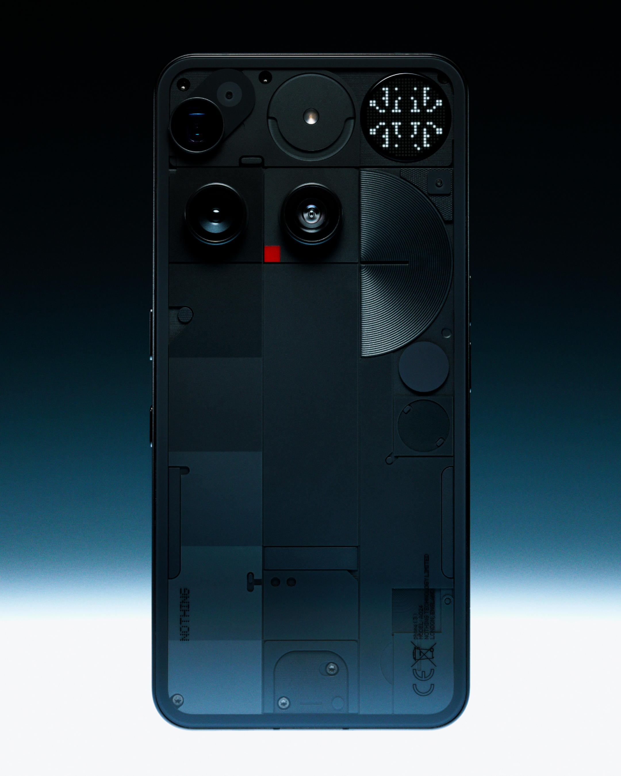 Die Rückseite eines schwarzen Telefons zeigt Kameras und ein transparentes Design mit Markennamen. Der Hintergrund ist ein Farbverlauf.