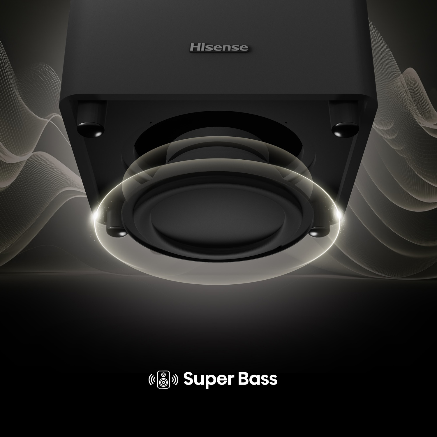 Subwoofer Hisense nero con testo Super Bass. Un effetto luminoso evidenzia i bassi. Lo sfondo è scuro con linee ondulate.