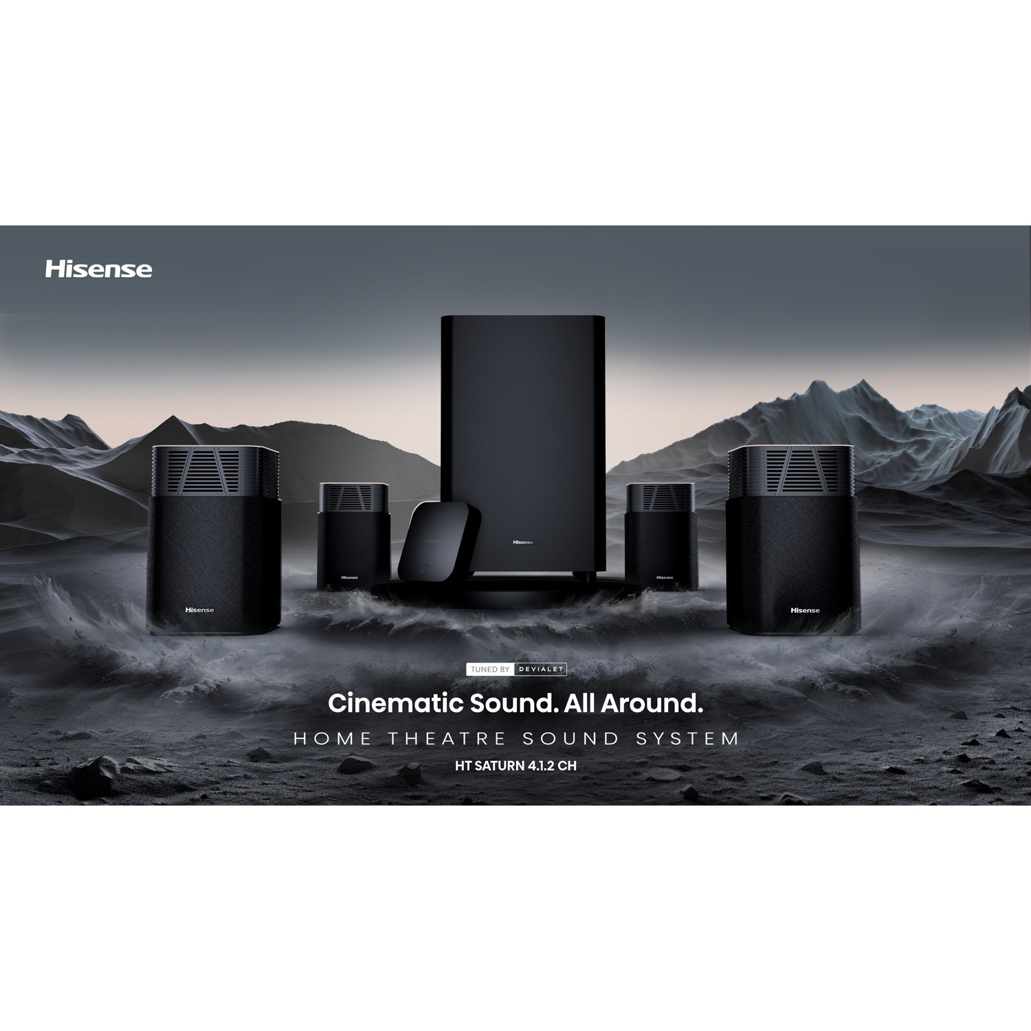 Un sistema audio home theatre Hisense è mostrato contro un paesaggio scuro. Il sistema comprende diversi altoparlanti e un subwoofer.