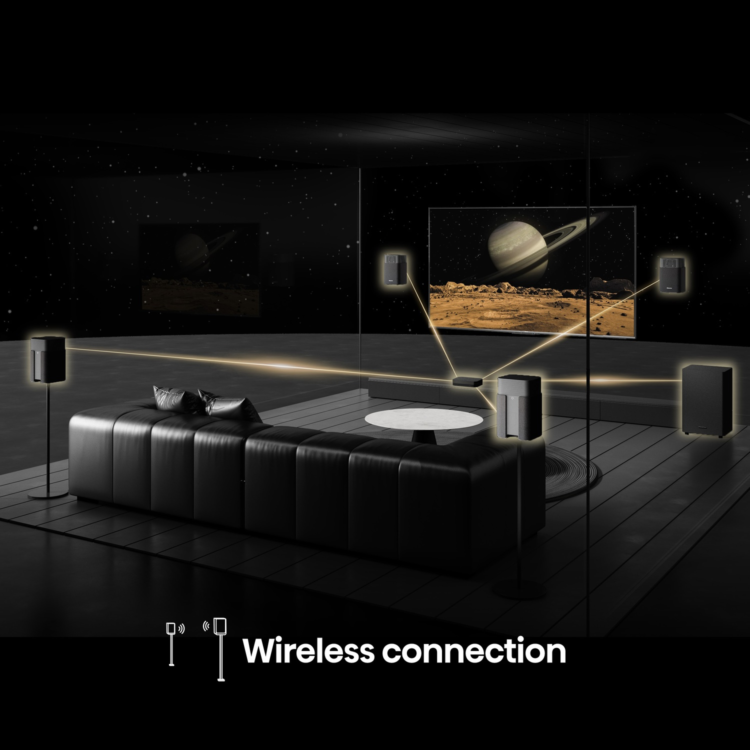 Soggiorno con divano nero, altoparlanti e TV con Saturno. Connessione wireless rappresentata con linee.