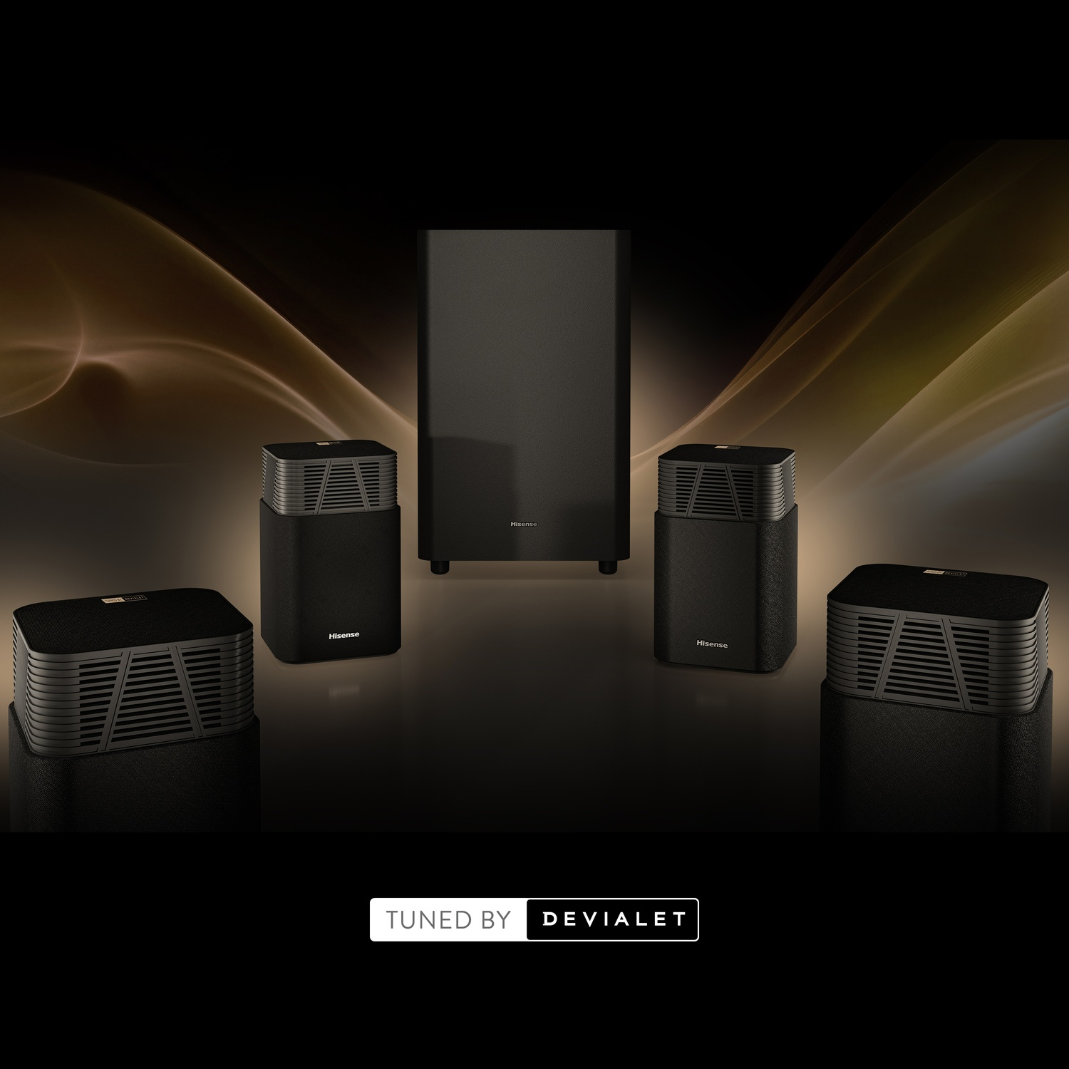 Un sistema home theater Hisense con cinque altoparlanti neri e un subwoofer. Lo sfondo è una sfumatura scura con vortici dorati.