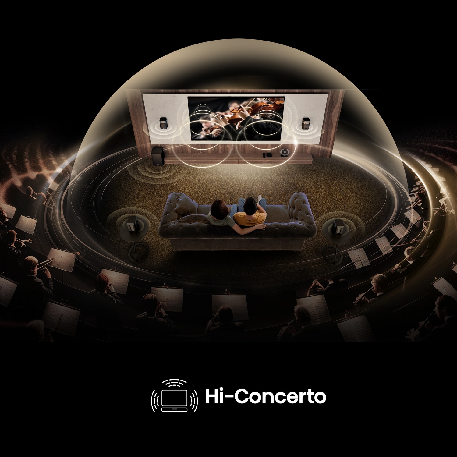 Una coppia guarda la TV. Un'orchestra li circonda. La TV è sopra un divano, con altoparlanti. Onde sonore emanano dall'impianto.
