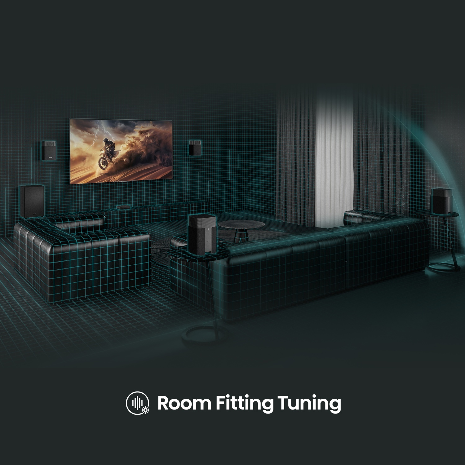 Soggiorno con TV con dirt bike, altoparlanti, divano nero e tende. Testo Room fitting tuning in basso.