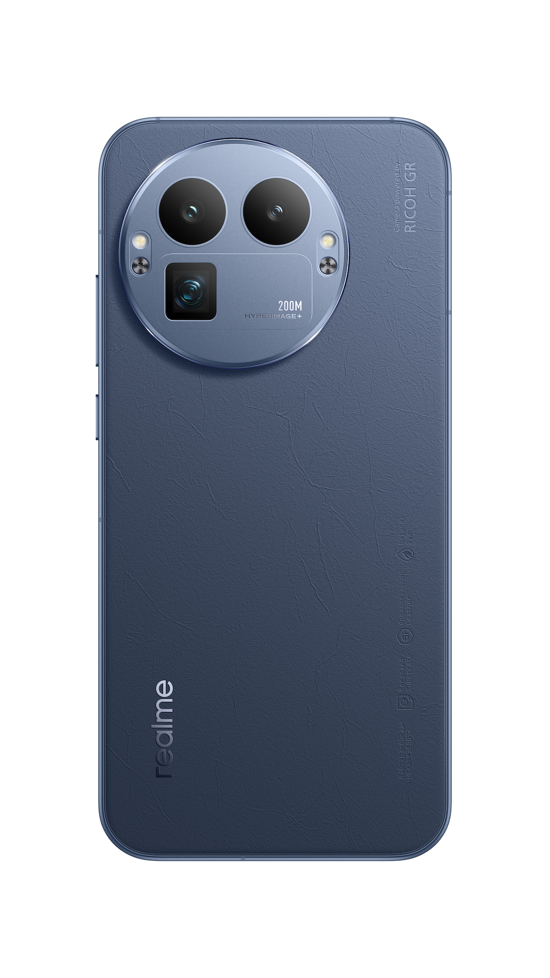 Sötétkék Realme telefon hátlapja kameramodullal. Több lencsével, vakuval és a márkanévvel rendelkezik.