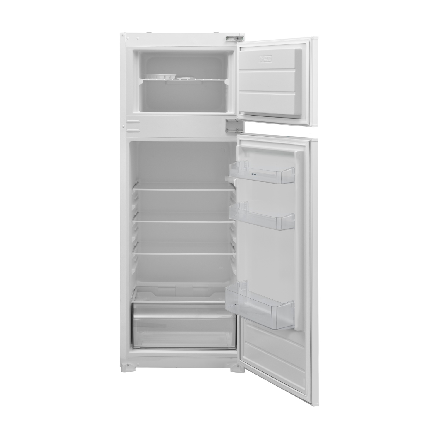 Un frigorifero bianco aperto. La sezione superiore è il congelatore. La sezione inferiore ha ripiani e un cassetto. La porta è aperta.