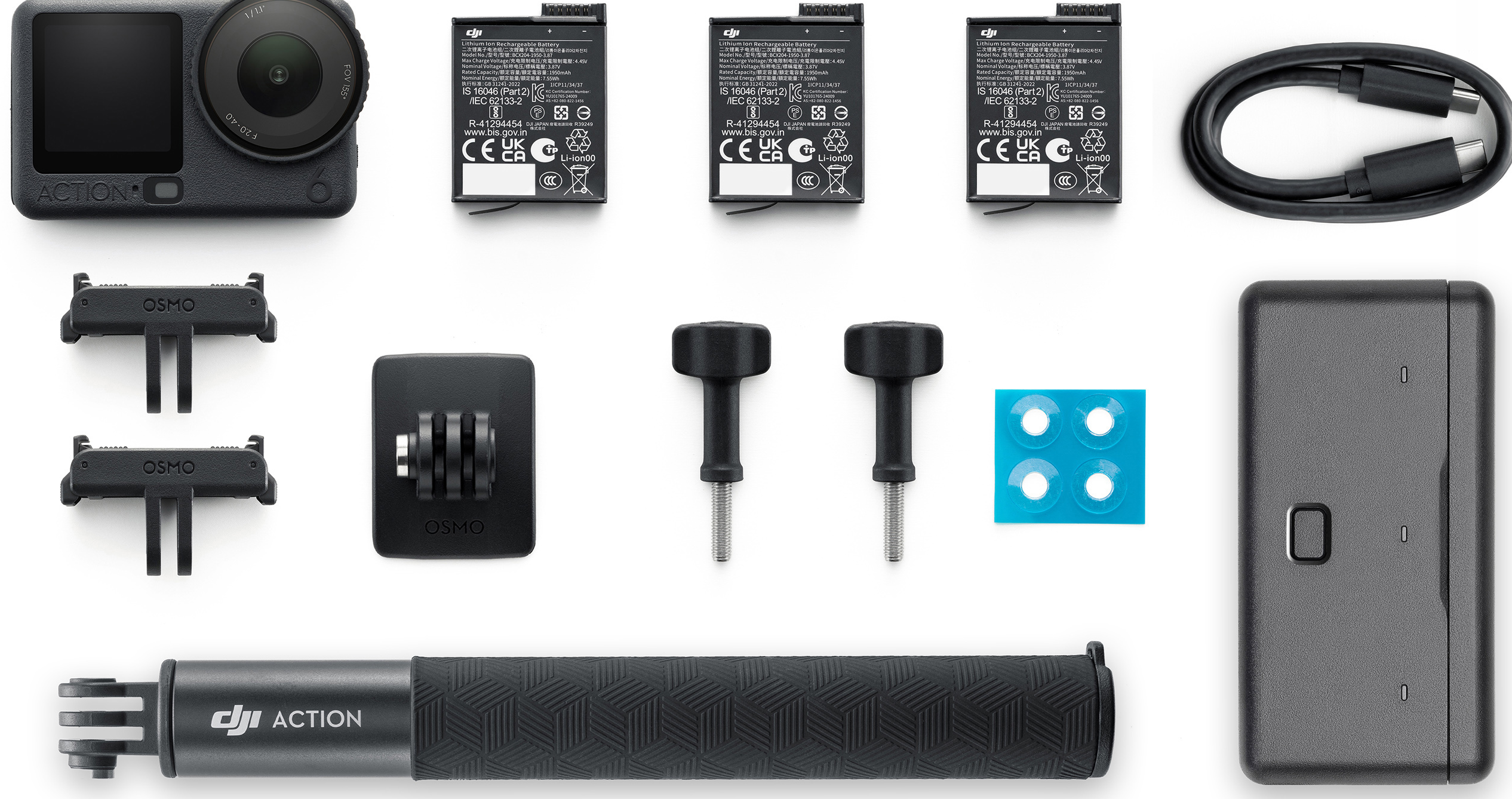 DJI-Action-Kamera und Zubehör, darunter Batterien, Halterungen, ein Griff und ein Ladekabel, auf weißem Untergrund.