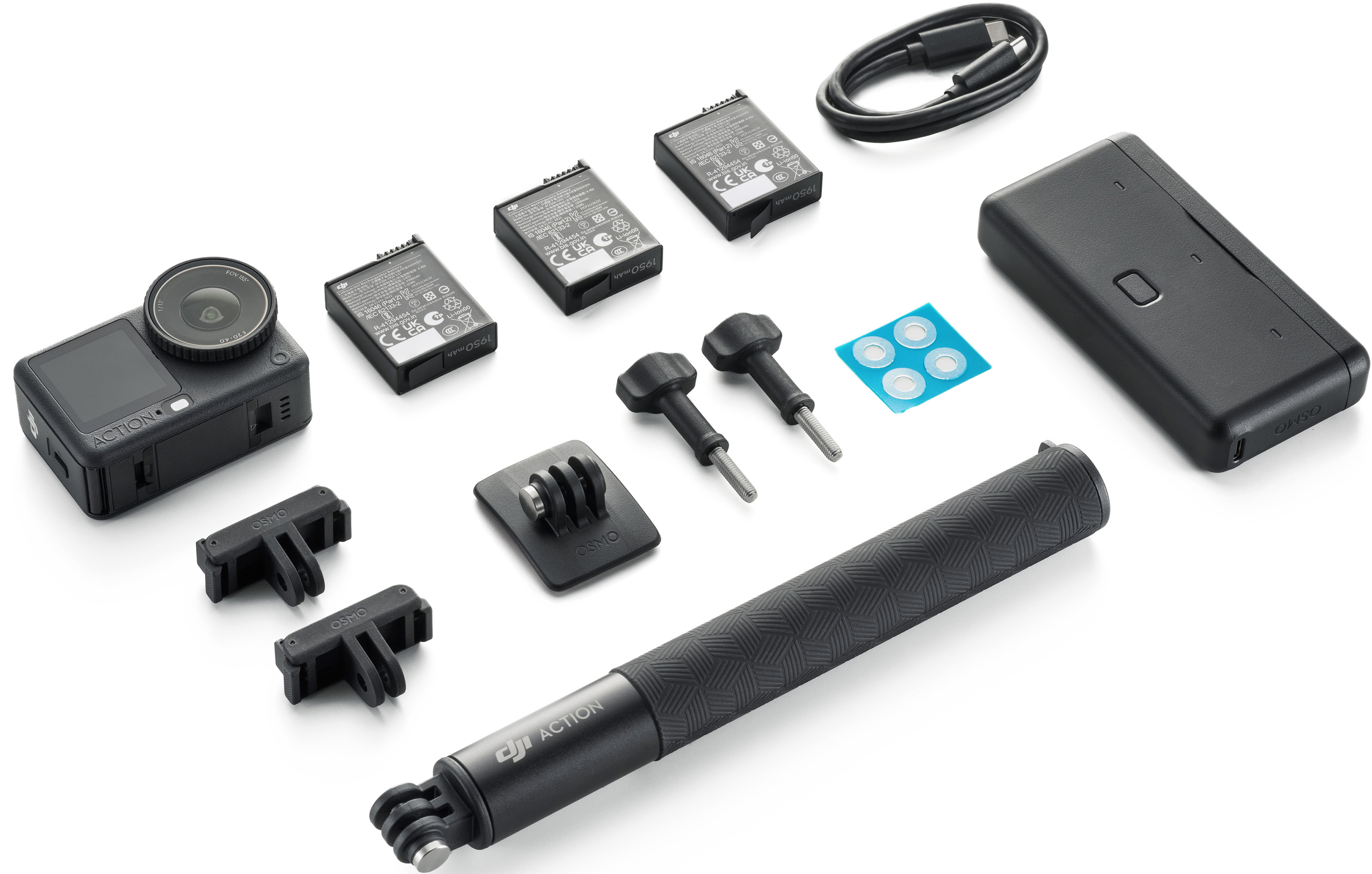 DJI Action Kamera-Kit mit Zubehör auf Weiß. Enthält Kamera, Batterien, Halterungen und einen Griff.