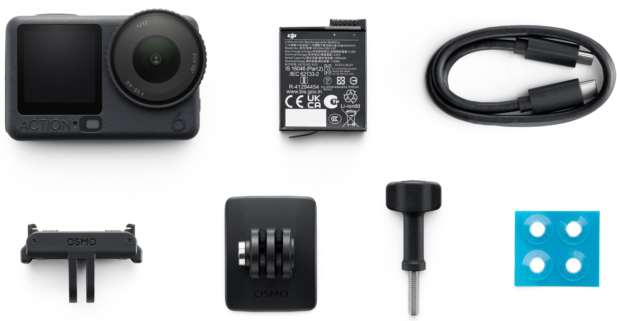 Schwarze Action-Kamera, Akku, Kabel, Osmo-Zubehör und Montagezubehör auf weißem Hintergrund.
