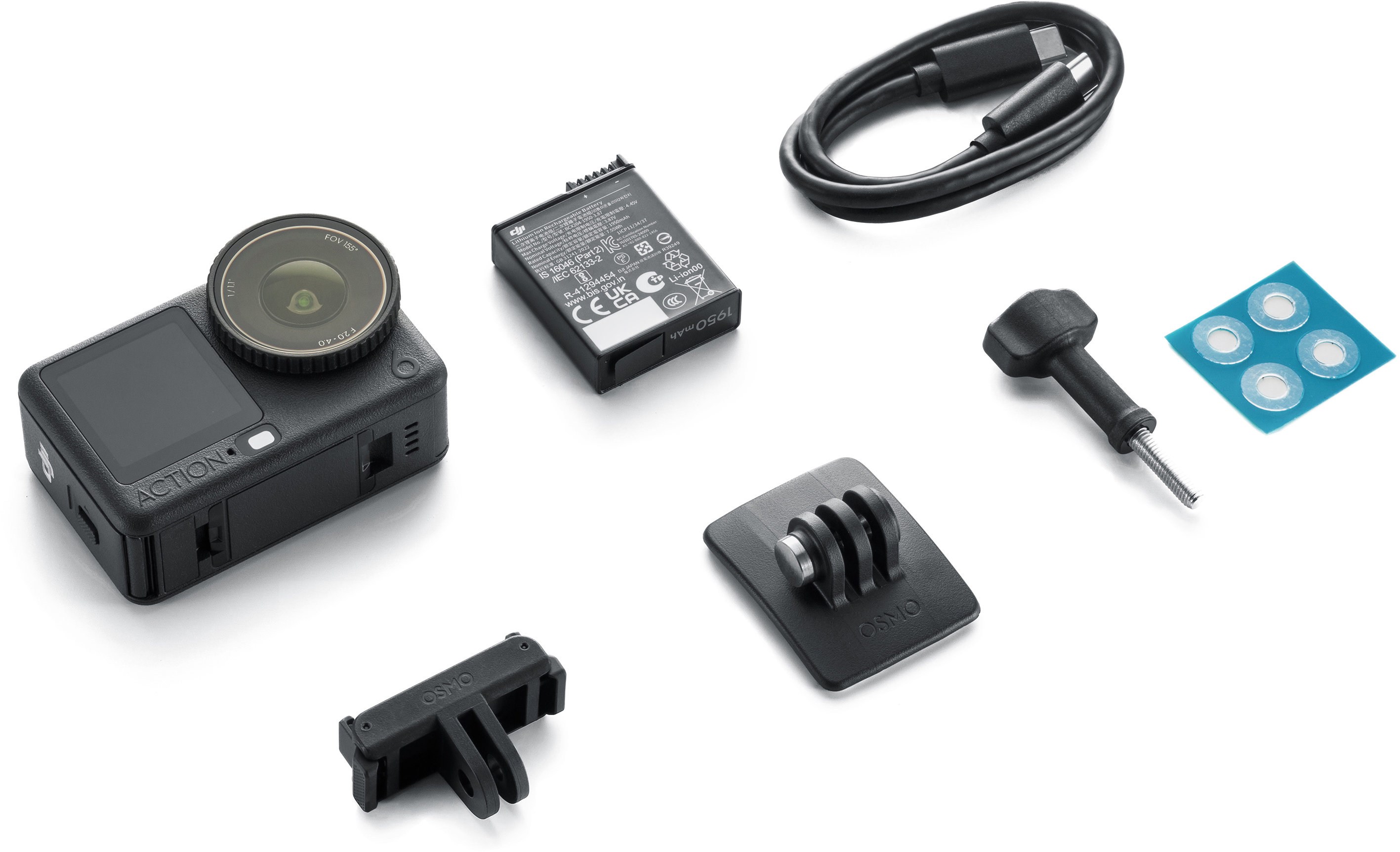 Schwarze Action-Kamera mit Zubehör, einschließlich Akku, Kabel und Halterungen, auf weißem Untergrund angeordnet.