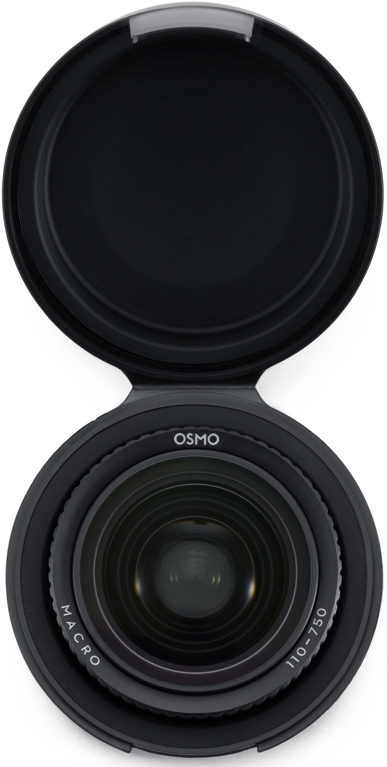 Ein schwarzes Kameraobjektiv mit abgenommener Objektivkappe. Das Objektiv hat 'OSMO' und 'MACRO'. Der Hintergrund ist weiß.
