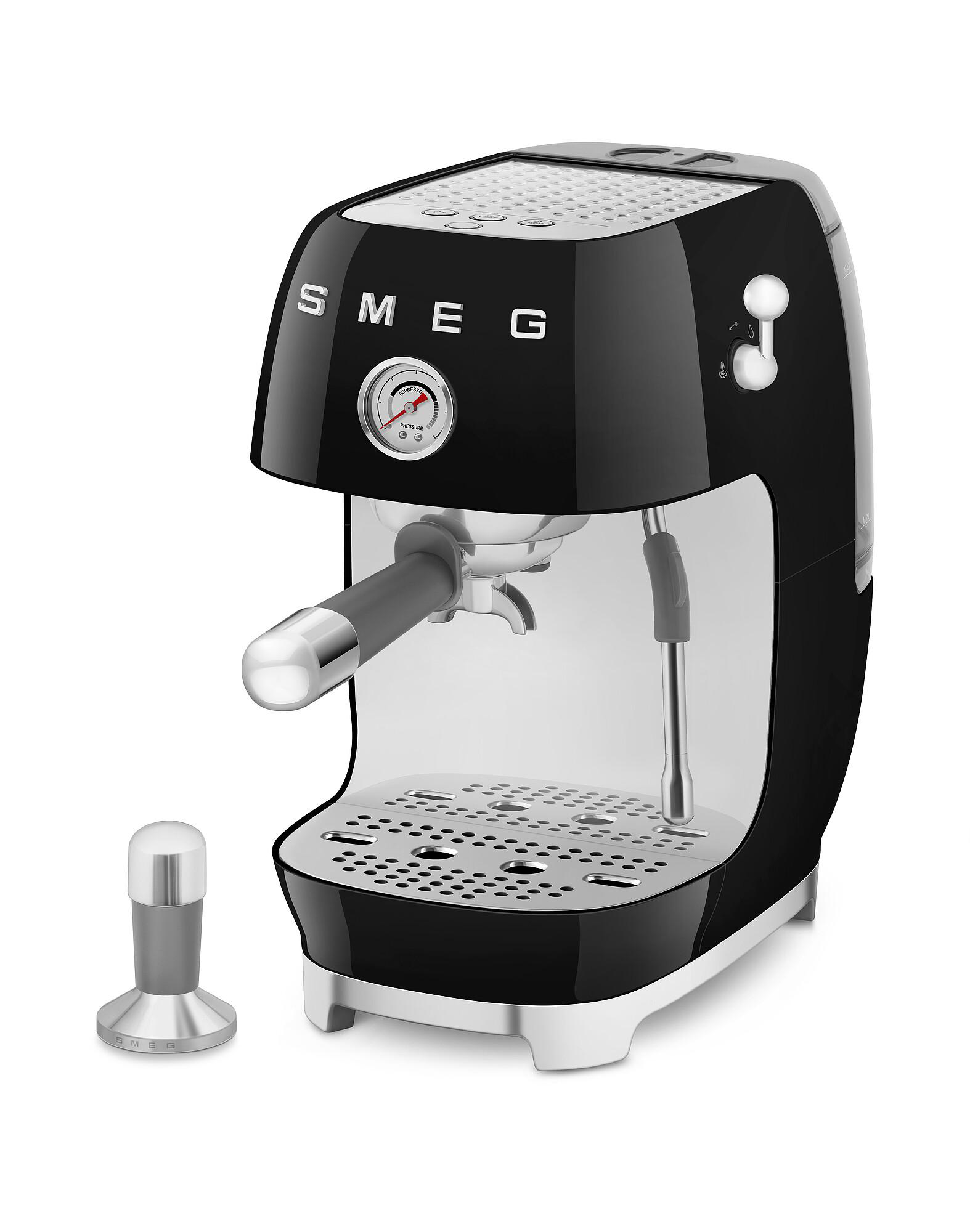 Eine schwarze SMEG-Espressomaschine mit einem grauen Tamper an der Seite. Sie hat ein Manometer und eine Dampflanze.