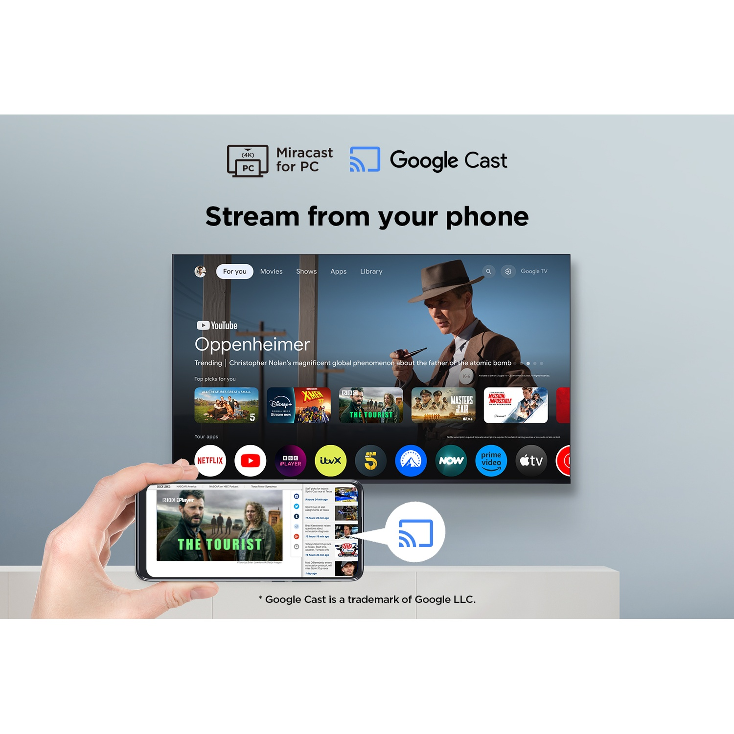 Una mano tiene un telefono che mostra un programma TV, lo schermo si rispecchia su una TV più grande. La TV mostra app di streaming.