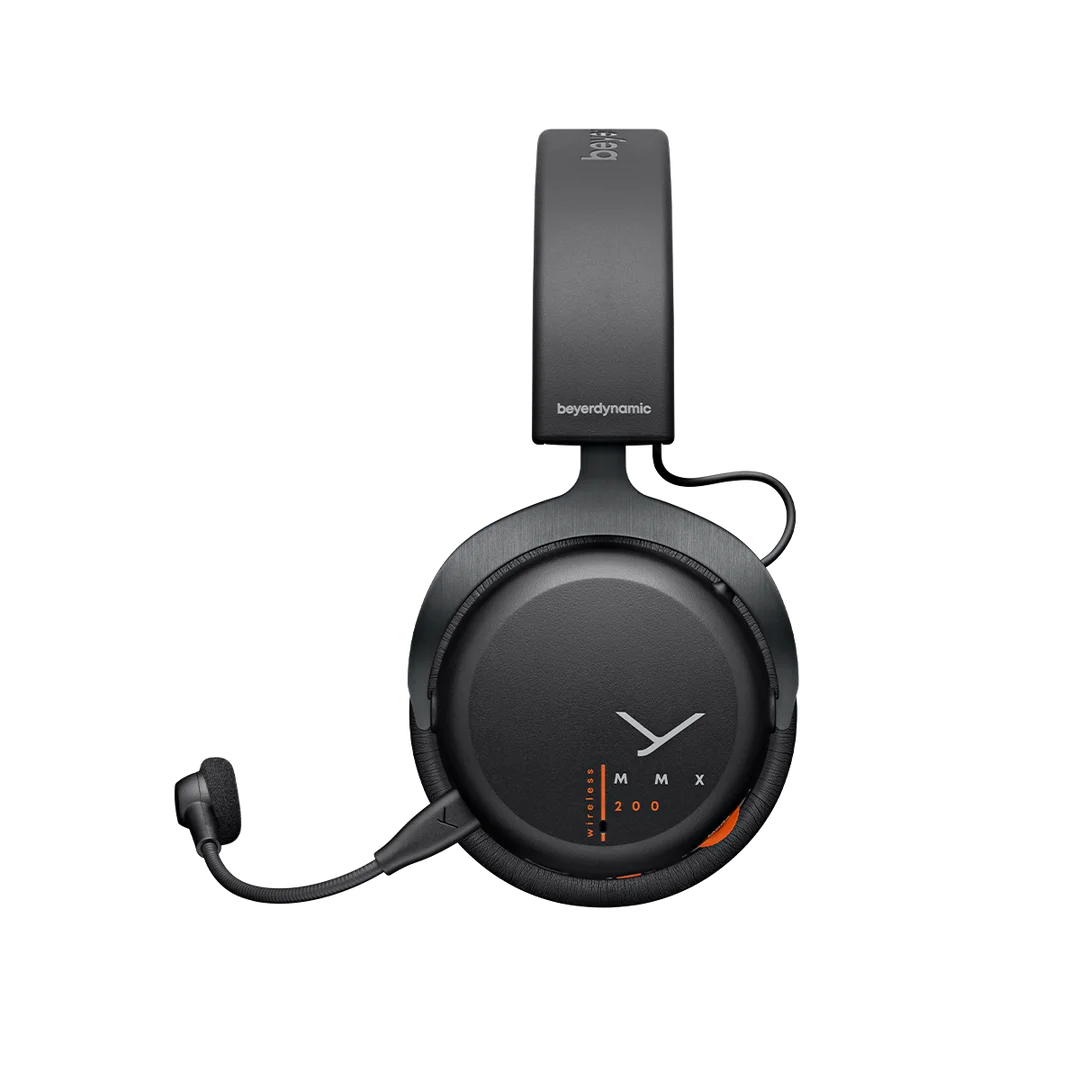 Fekete Beyerdynamic MMX 200 vezeték nélküli fejhallgató. Mikrofonkarral, narancssárga betétekkel és a Beyerdynamic logóval.