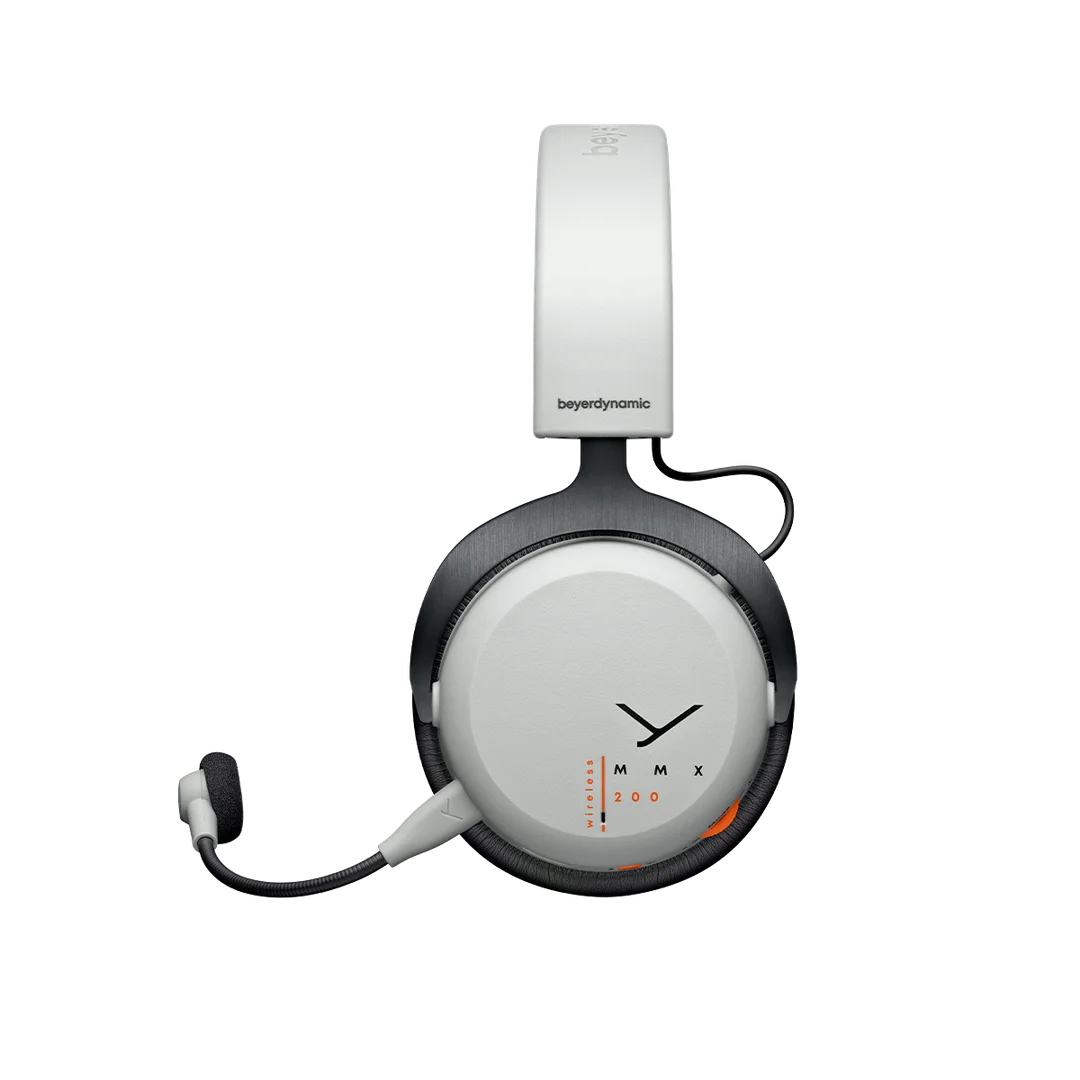 Fehér és fekete Beyerdynamic vezeték nélküli gaming headset. Mikrofonja és narancssárga díszítése van. A háttér fekete.