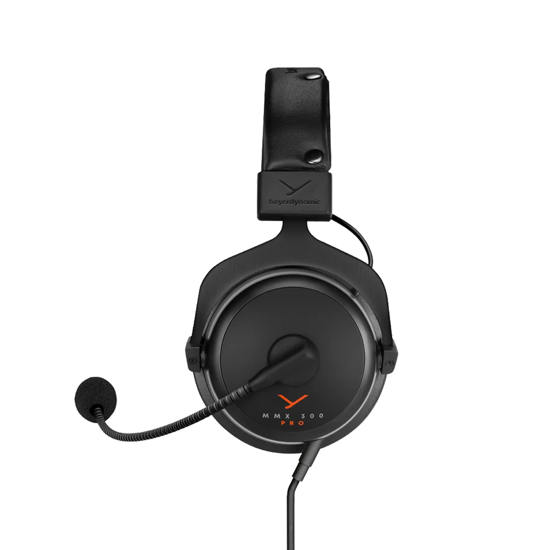 Fekete Beyerdynamic MMX 300 Pro fejhallgató mikrofonnal. A fejhallgatón fekete fejpánt és fülkagylók, valamint egy narancssárga logó található.