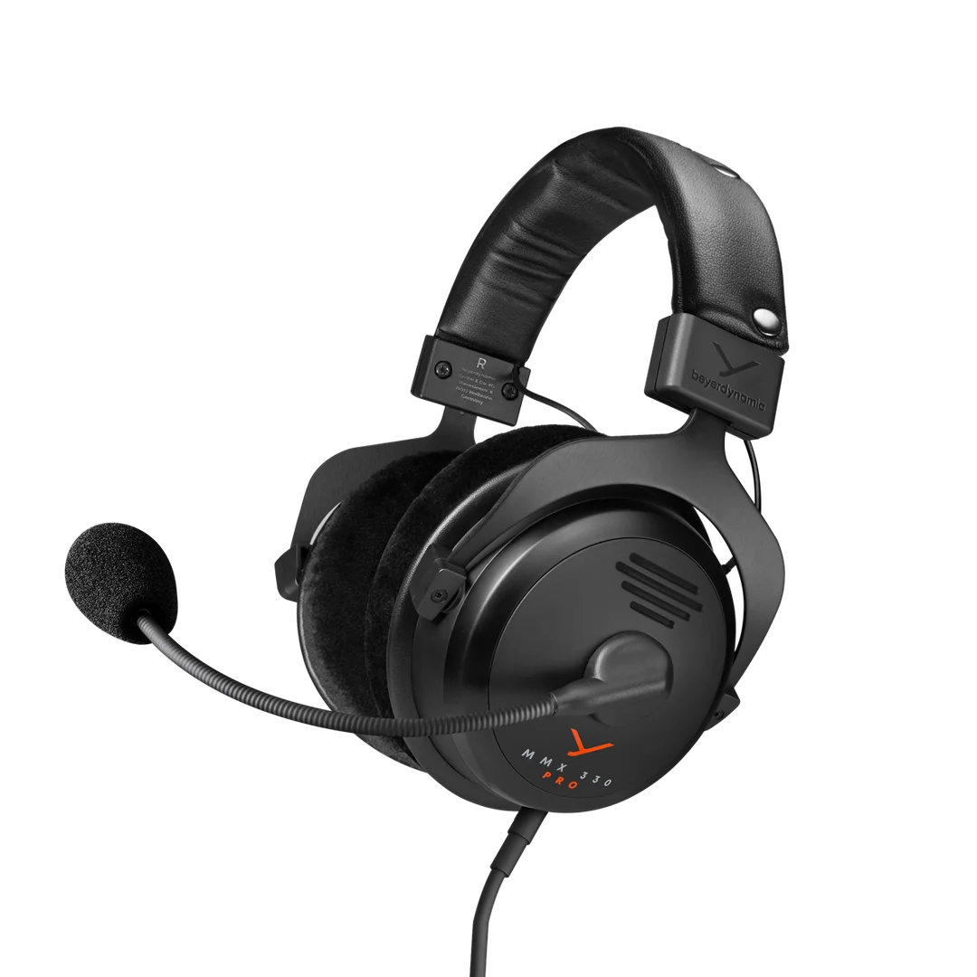 Fekete Beyerdynamic MMX 300 Pro fejhallgató mikrofonnal. A fejhallgató fekete háttér előtt van. A márkanév látható.