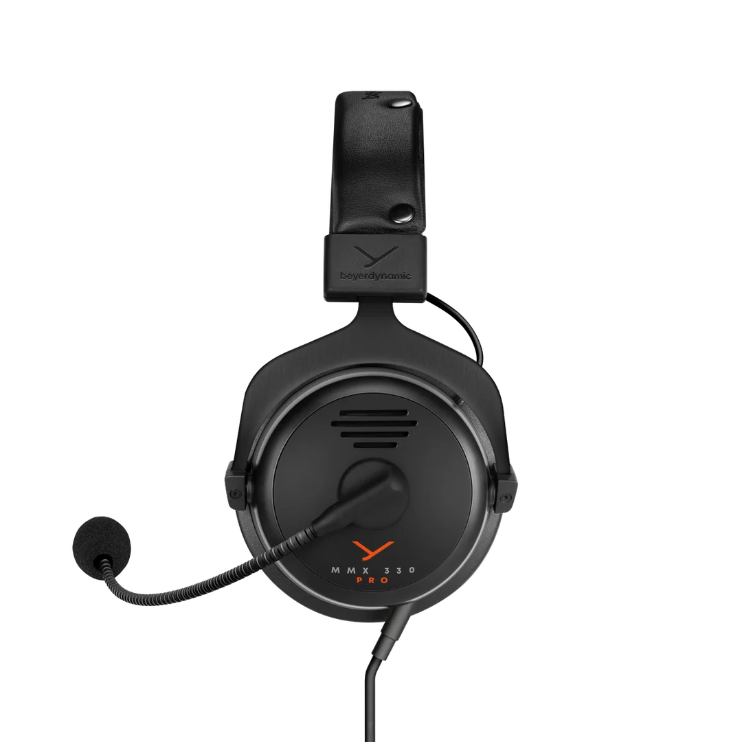Fekete Beyerdynamic MMX 330 PRO fejhallgató. Mikrofonja és kábele van. A háttér fekete.