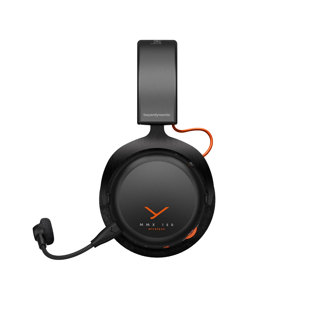 Fekete Beyerdynamic MMX 150 vezeték nélküli fejhallgató narancssárga részletekkel. Mikrofonnal és fekete háttérrel.