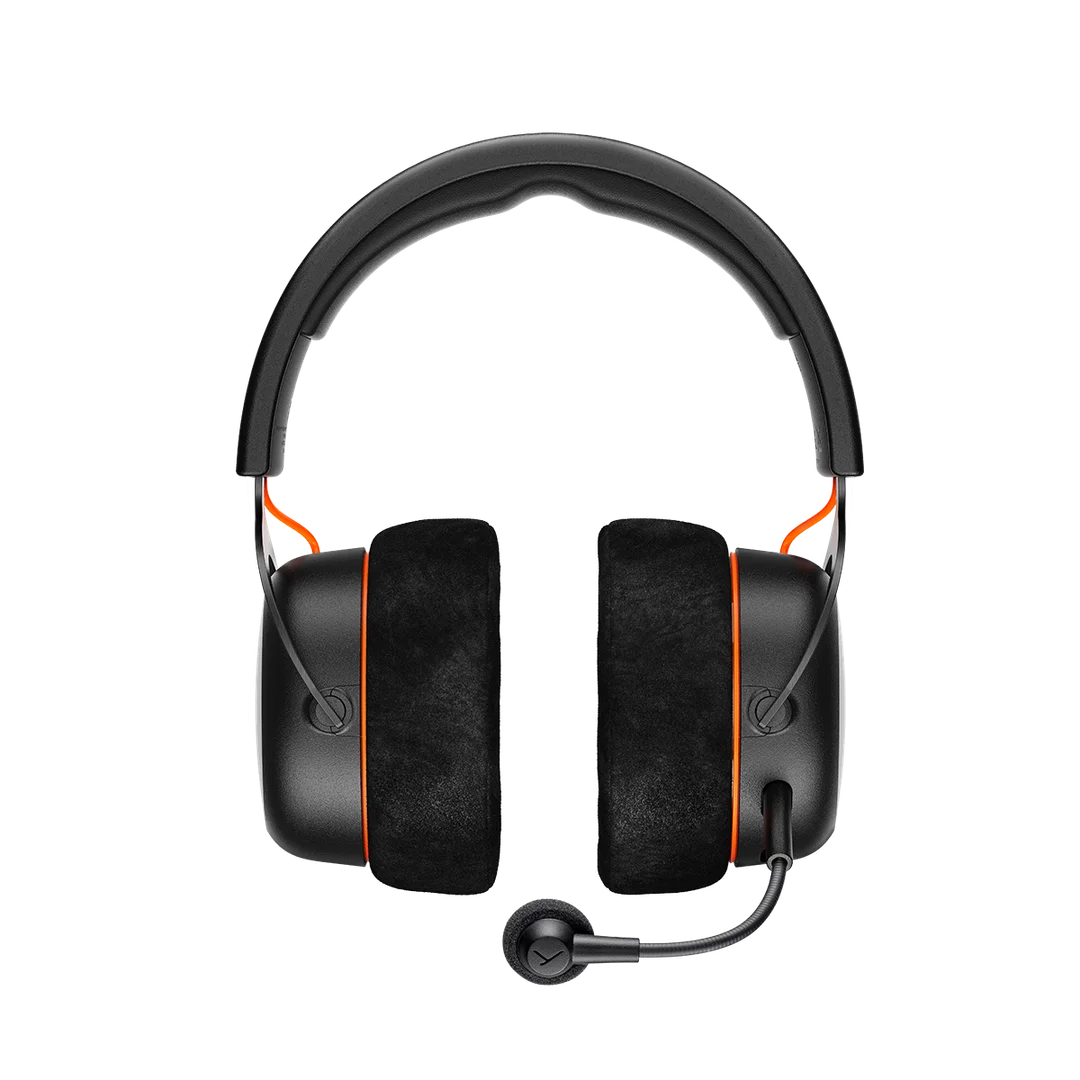 Fekete gamer headset narancssárga díszítéssel, fülkagylókkal és mikrofonnal. A háttér egyszínű fekete.