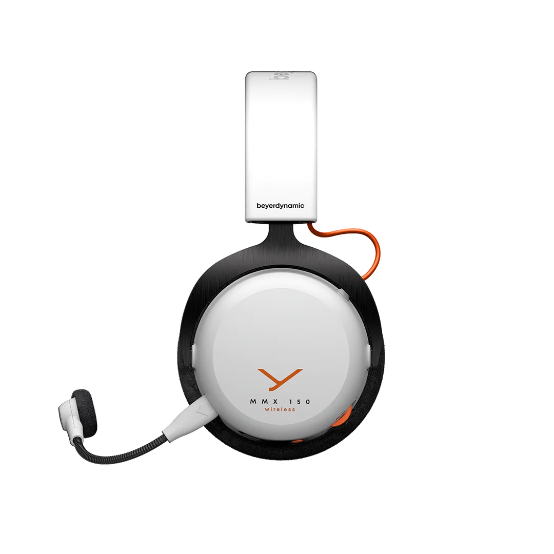 Fehér-fekete fejhallgató narancssárga díszítéssel. A márka a beyerdynamic. A modell az MMX 150 wireless. A háttér fekete.