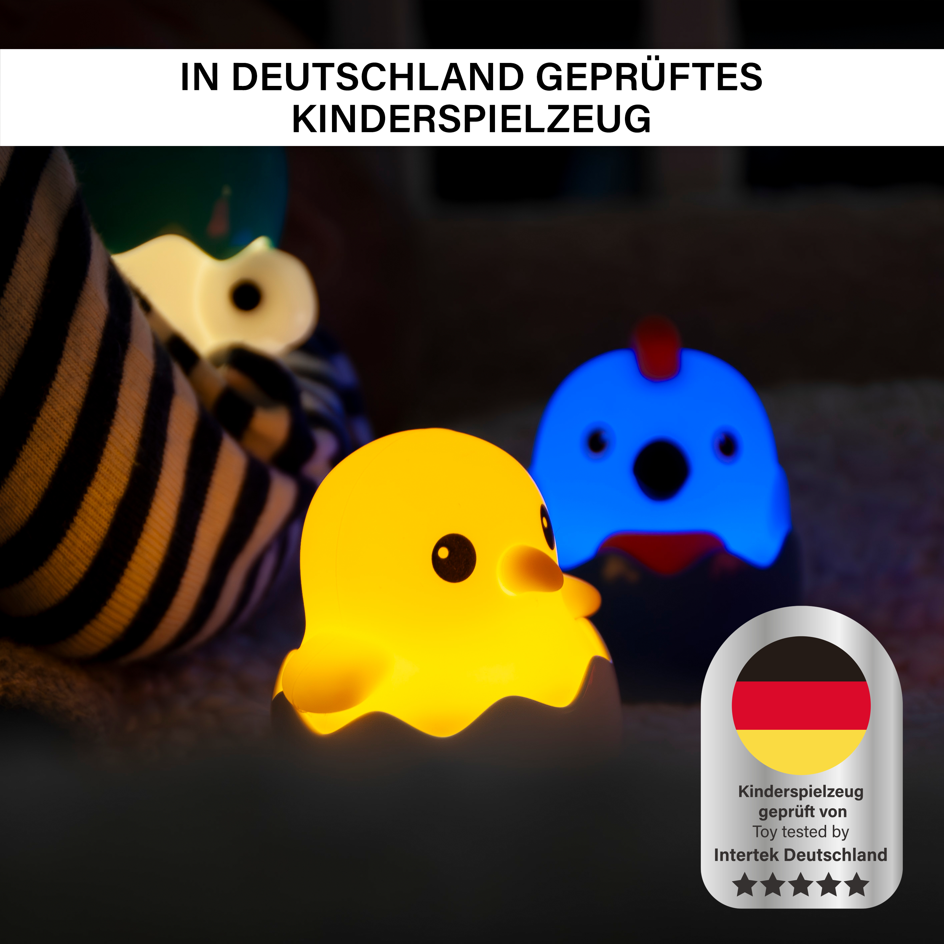 Das Bild zeigt drei beleuchtete Spielzeugtiere in dunkler Umgebung, eines davon ist gelb und kükenförmig.