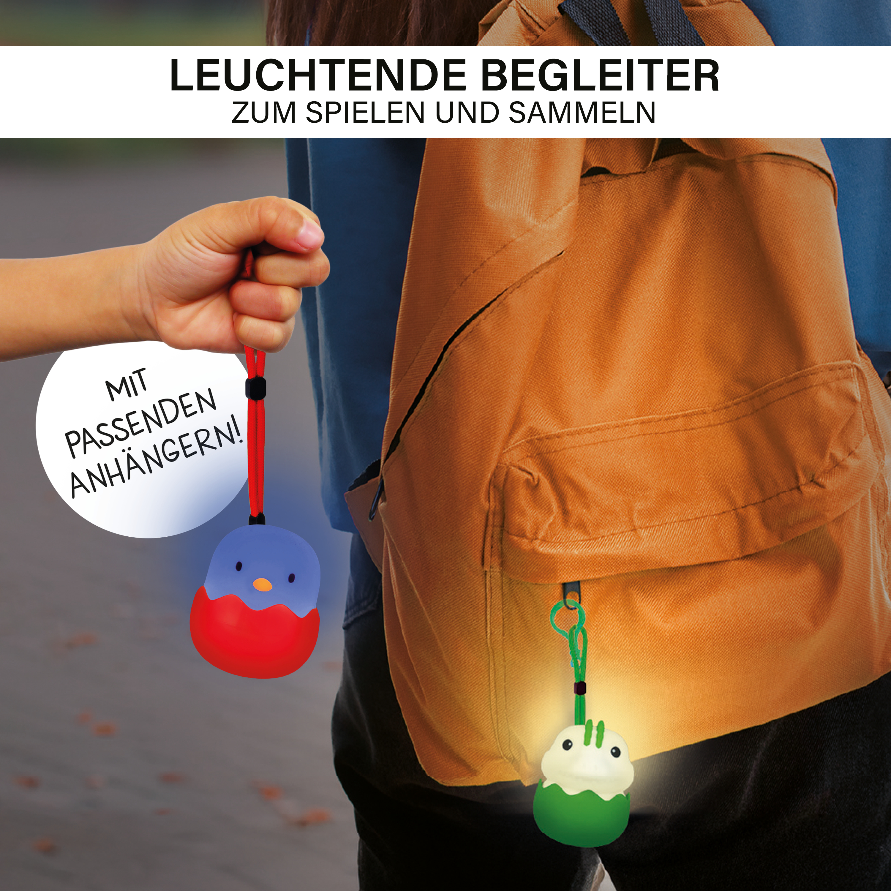 Eine Hand hält ein vogelförmiges Licht. Im Hintergrund befindet sich ein Rucksack mit einem grünen Licht.