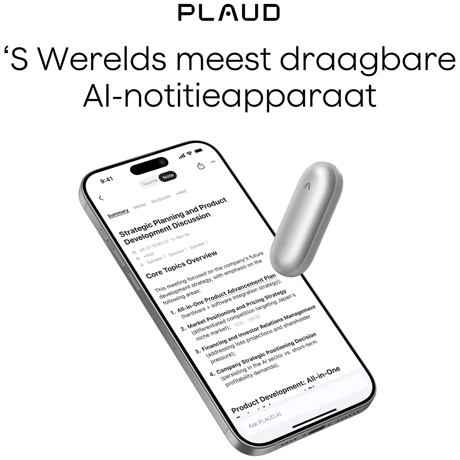 Un smartphone affiche des notes de réunion avec un enregistreur vocal argenté flottant. Le texte en haut indique 'PLAUD'.
