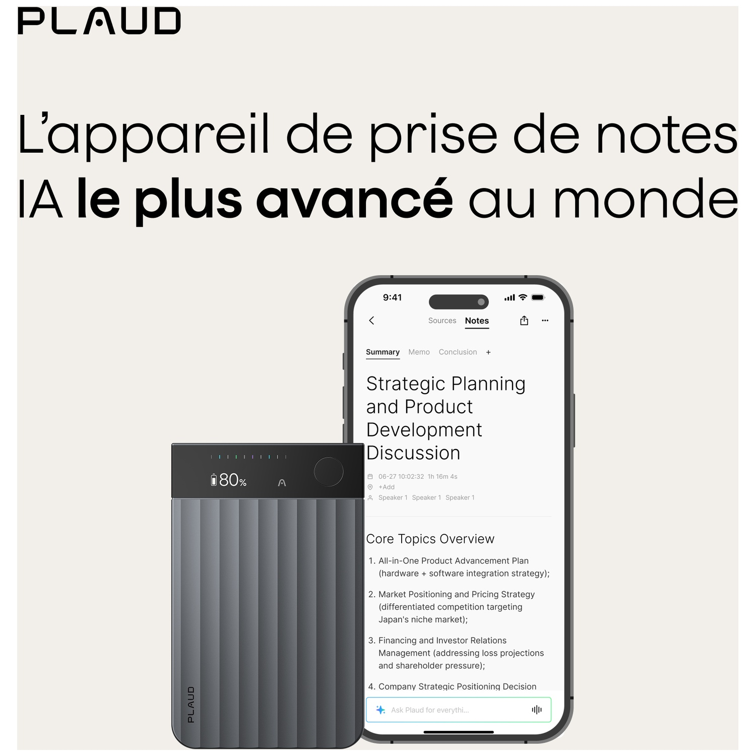 L'image montre un smartphone affichant des notes et un appareil Plaud gris. Texte en français et le logo Plaud est visible.