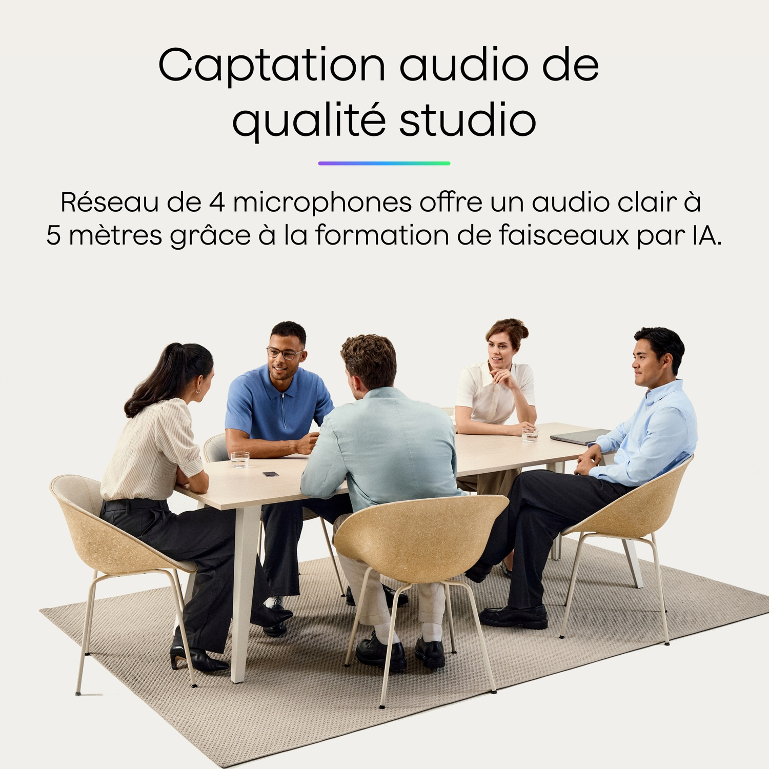 Cinq personnes sont assises autour d'une table en bois clair, en discussion. La table est sur un tapis à motifs. Texte en haut.