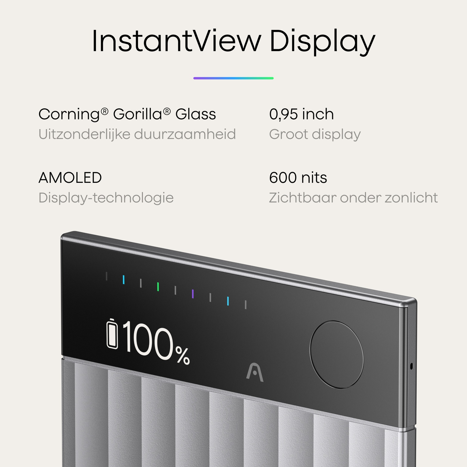 Gros plan d'un appareil noir et argenté avec un écran indiquant 100% de batterie. Le texte sur l'appareil indique 'InstantView Display'.