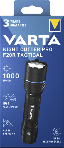 A Varta Night Cutter Pro F20R Tactical zseblámpa kék háttér előtt látható. Jellemzők: 1000 lumen, IP67 és USB-C.