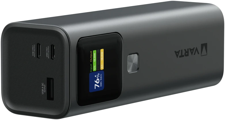Egy fekete Varta power bank digitális kijelzővel, amely az akkumulátor százalékát és a töltési állapotot mutatja, valamint több porttal.
