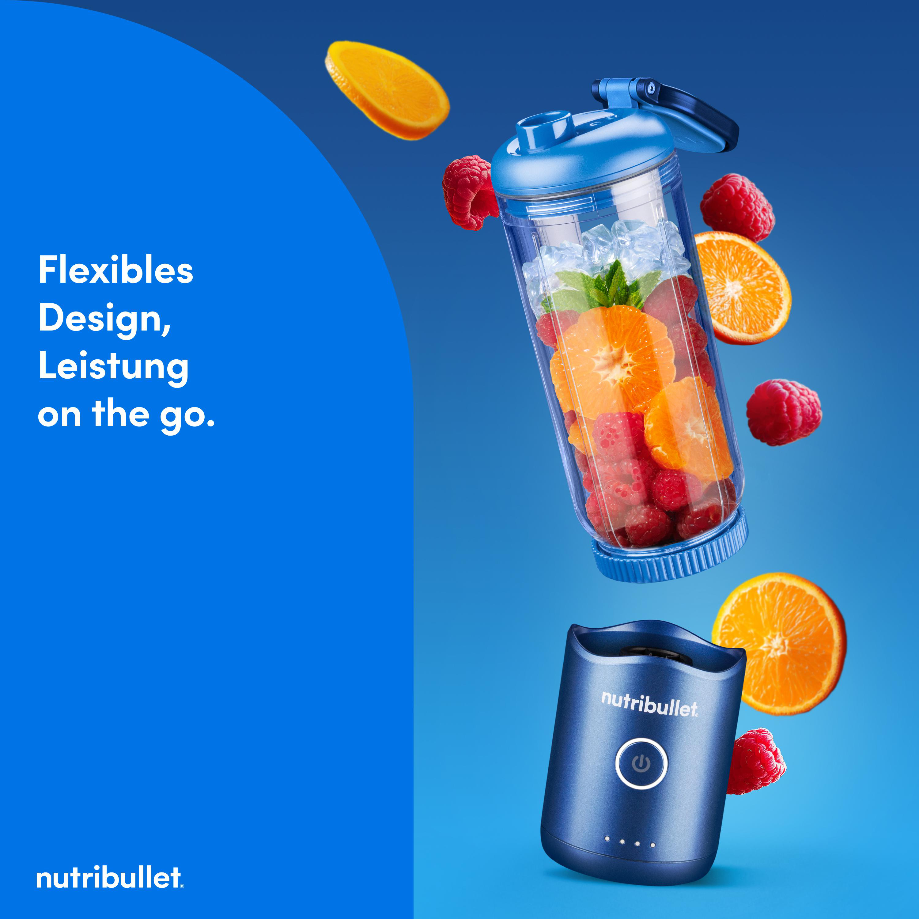 Ein blauer Mixer mit Früchten und Eis. Orangenscheiben und Himbeeren schweben. Text: 'Flexibles Design, Leistung on the go.'