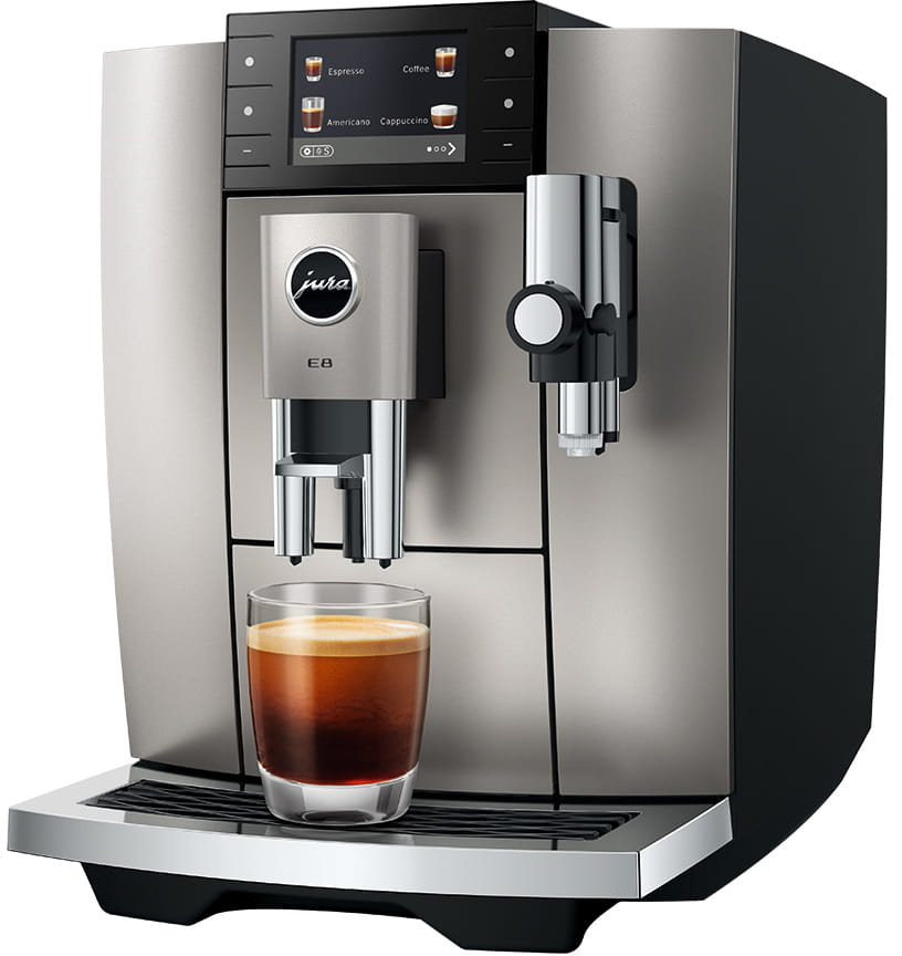 Una macchina da caffè Jura E8 argento e nera. Un bicchiere di espresso è sotto il beccuccio. La macchina ha un display digitale.