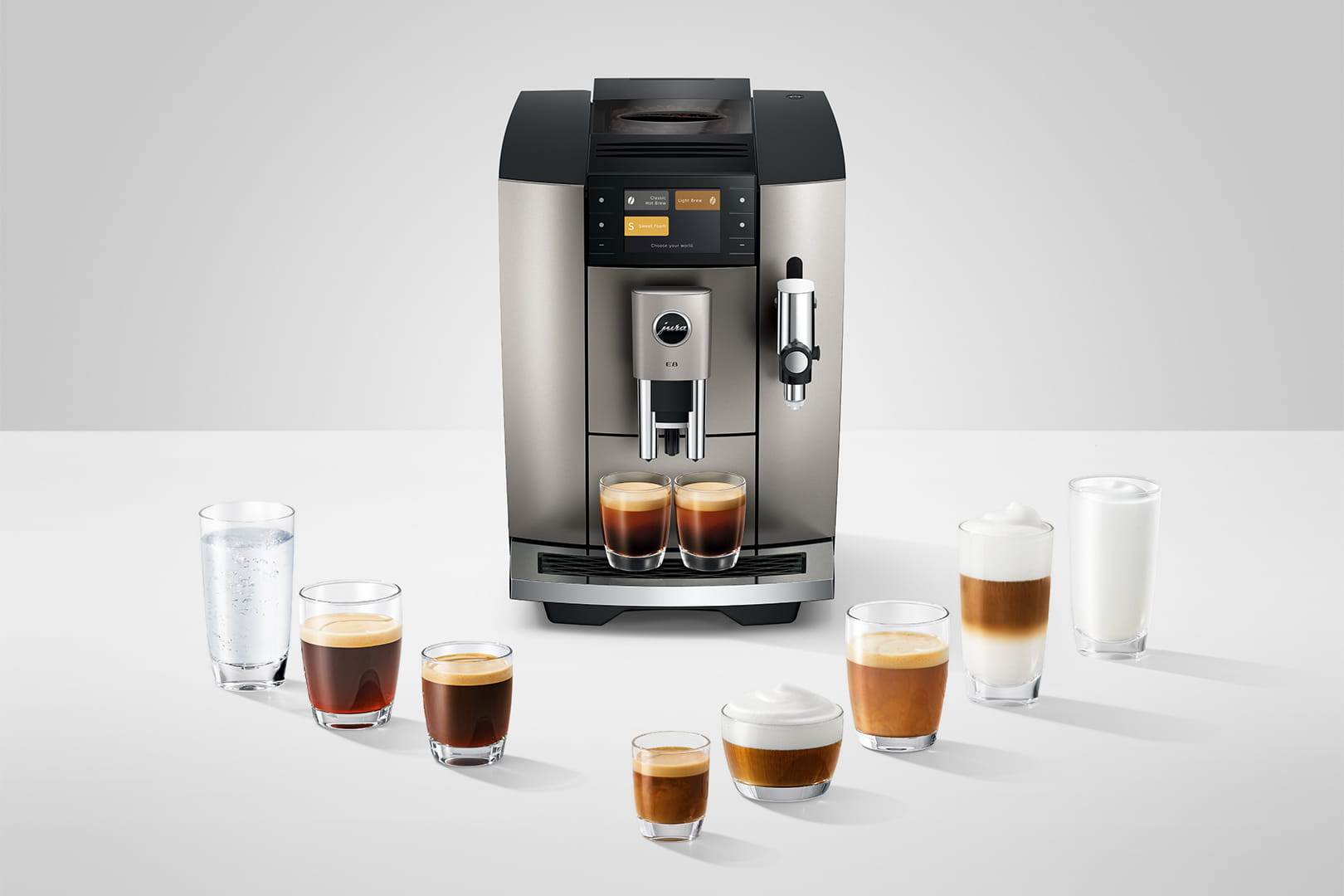 Macchina da caffè con varie bevande al caffè in bicchieri. Espresso, latte, cappuccino e acqua sono visualizzati.
