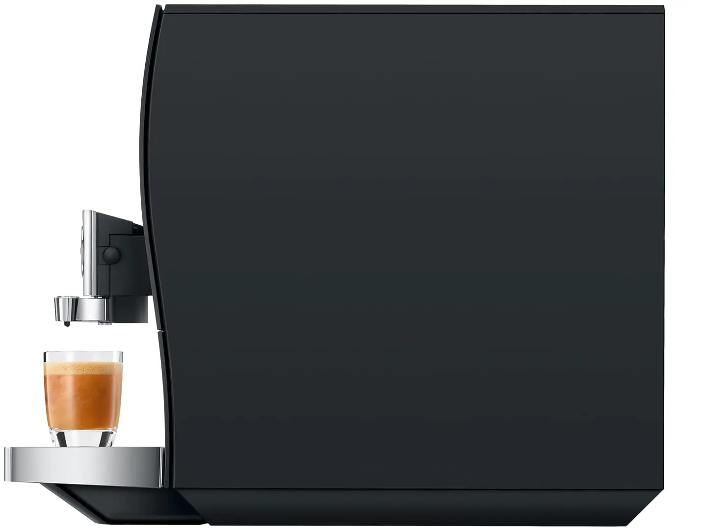 Una macchina per espresso nera con un bicchiere di espresso. La macchina ha un beccuccio e un vassoio argentati. Sfondo bianco.