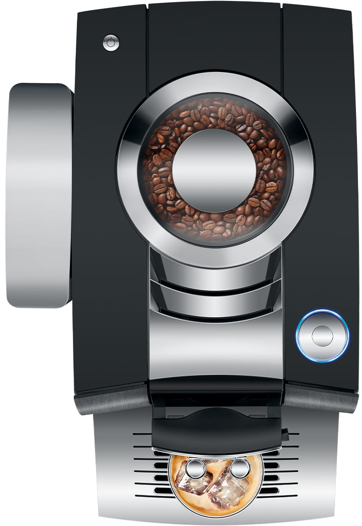 Macchina da caffè con contenitore in vetro con chicchi di caffè. In basso una tazza di caffè freddo e un pulsante illuminato di blu.