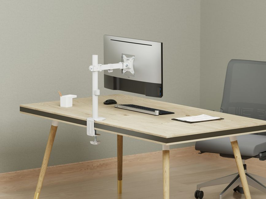 Un bureau avec un moniteur, un clavier, une souris et des documents. Un bras de moniteur blanc est fixé au bureau.