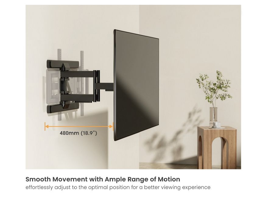 Un téléviseur mural avec un support noir est montré. L'écran est noir. Une plante dans un vase est posée sur une table en bois.