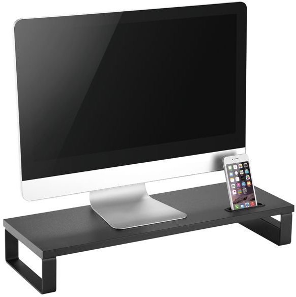 Un écran d'ordinateur noir est posé sur un support noir. Un téléphone repose dans une fente du support. Fond blanc.