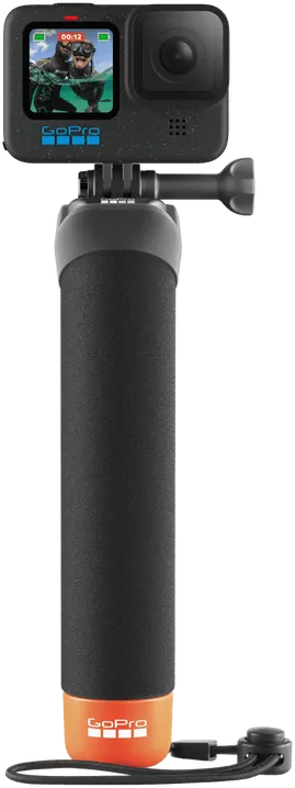 GoPro-Kamera an einem schwarz-orangen Griff befestigt. Die Kamera zeigt zwei tauchende Personen. Der Griff hat eine Handschlaufe.