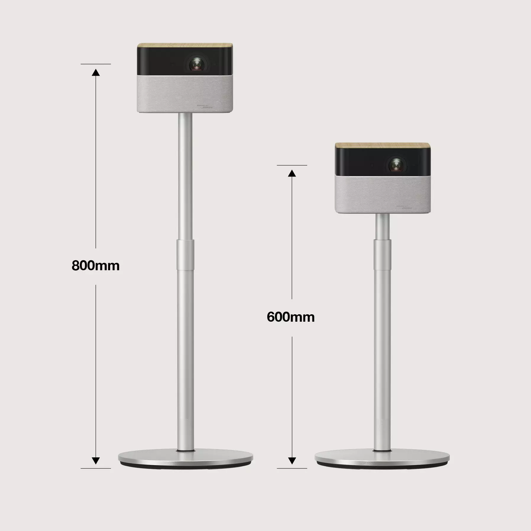 Due supporti argentati con dispositivi sopra. Uno è 800 mm, l'altro 600 mm. Entrambi hanno basi circolari.