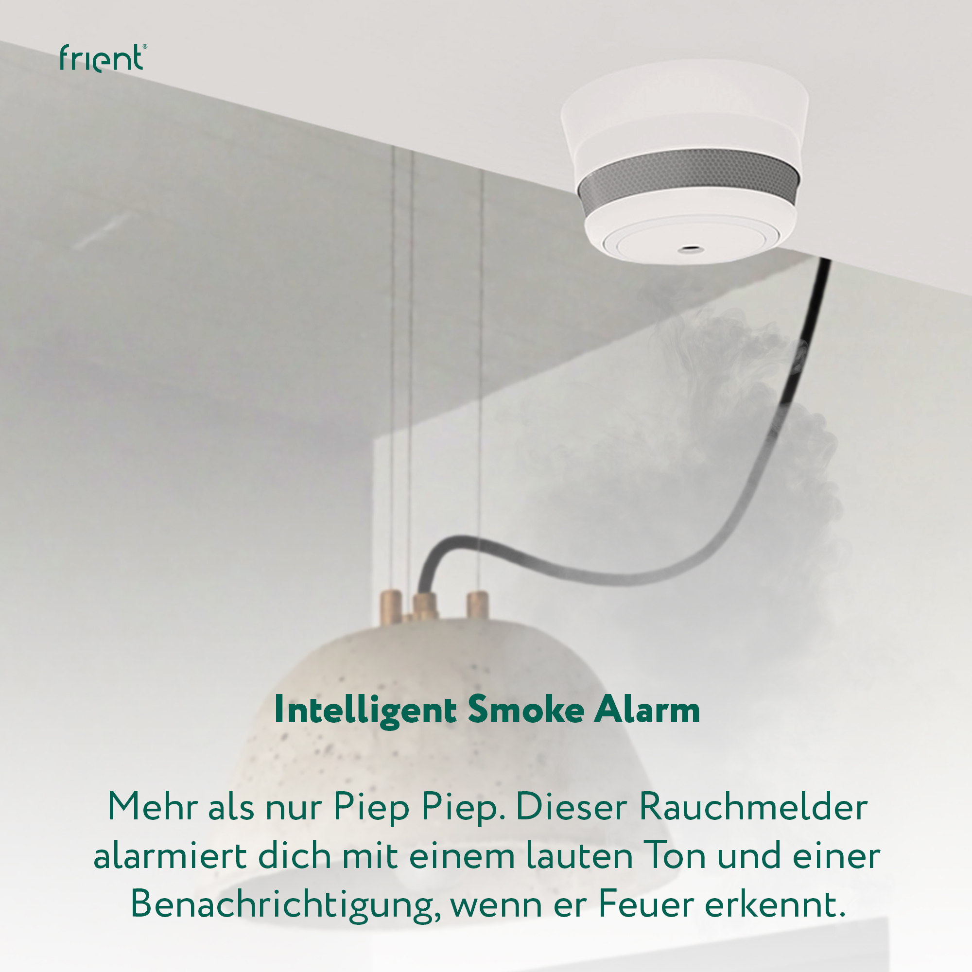 Ein weißer Rauchmelder ist an der Decke befestigt. Eine Pendelleuchte hängt darunter. Rauch ist vorhanden.