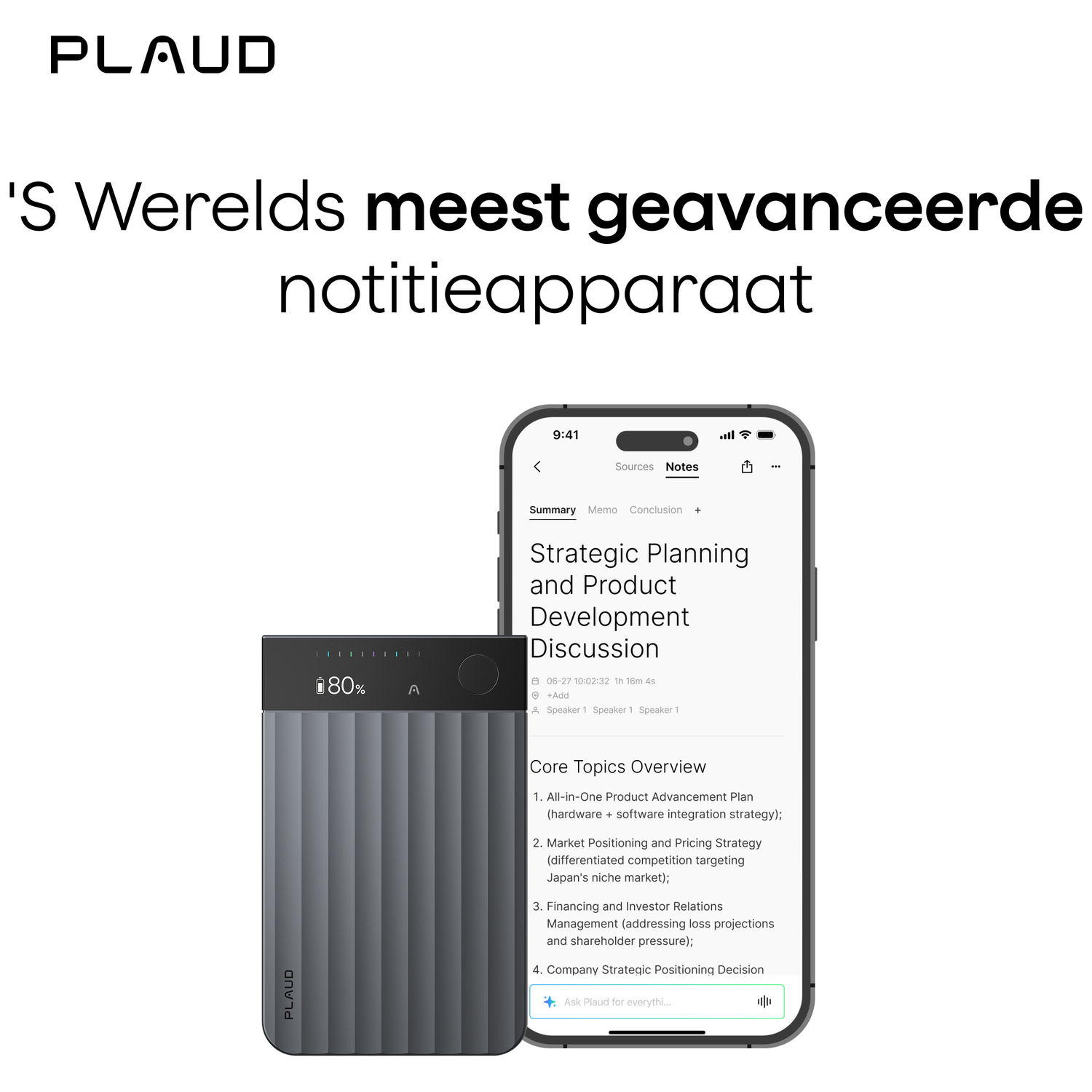 Afbeelding toont een telefoon met notities en een grijs apparaat. Tekst luidt 'S Werelds meest geavanceerde notitieapparaat' en 'PLAUD'.