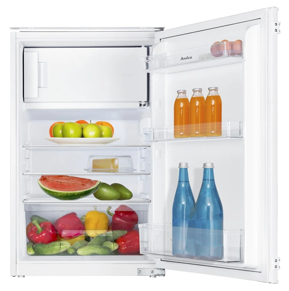 Otwarta biała lodówka wypełniona owocami, warzywami, butelkami z sokiem i butelkami wody. Zawiera jabłka, arbuza, paprykę i ogórki.
