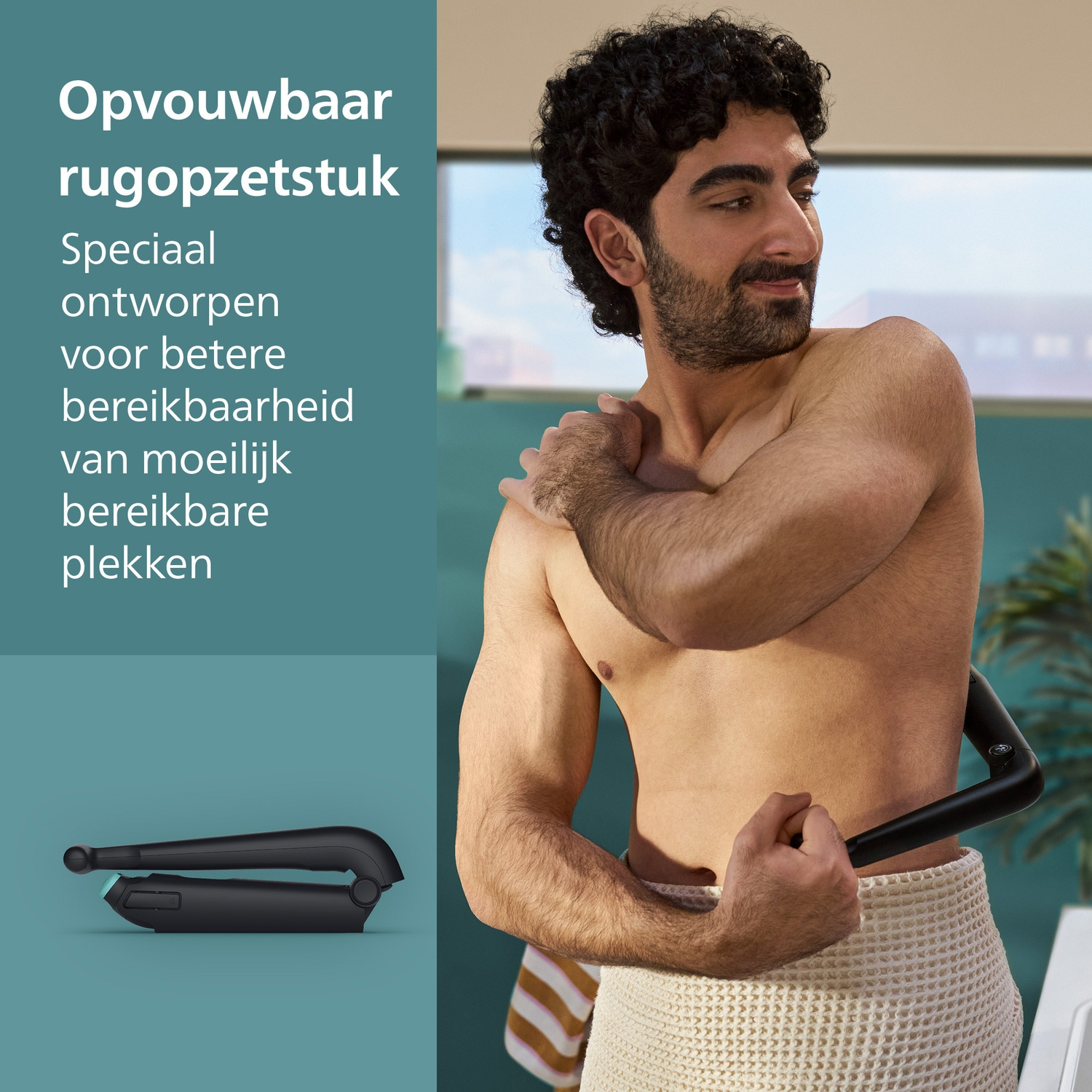 Een man gebruikt een zwarte rugkrabber, gewikkeld in een handdoek. Het product wordt opgevouwen op een teal achtergrond getoond.