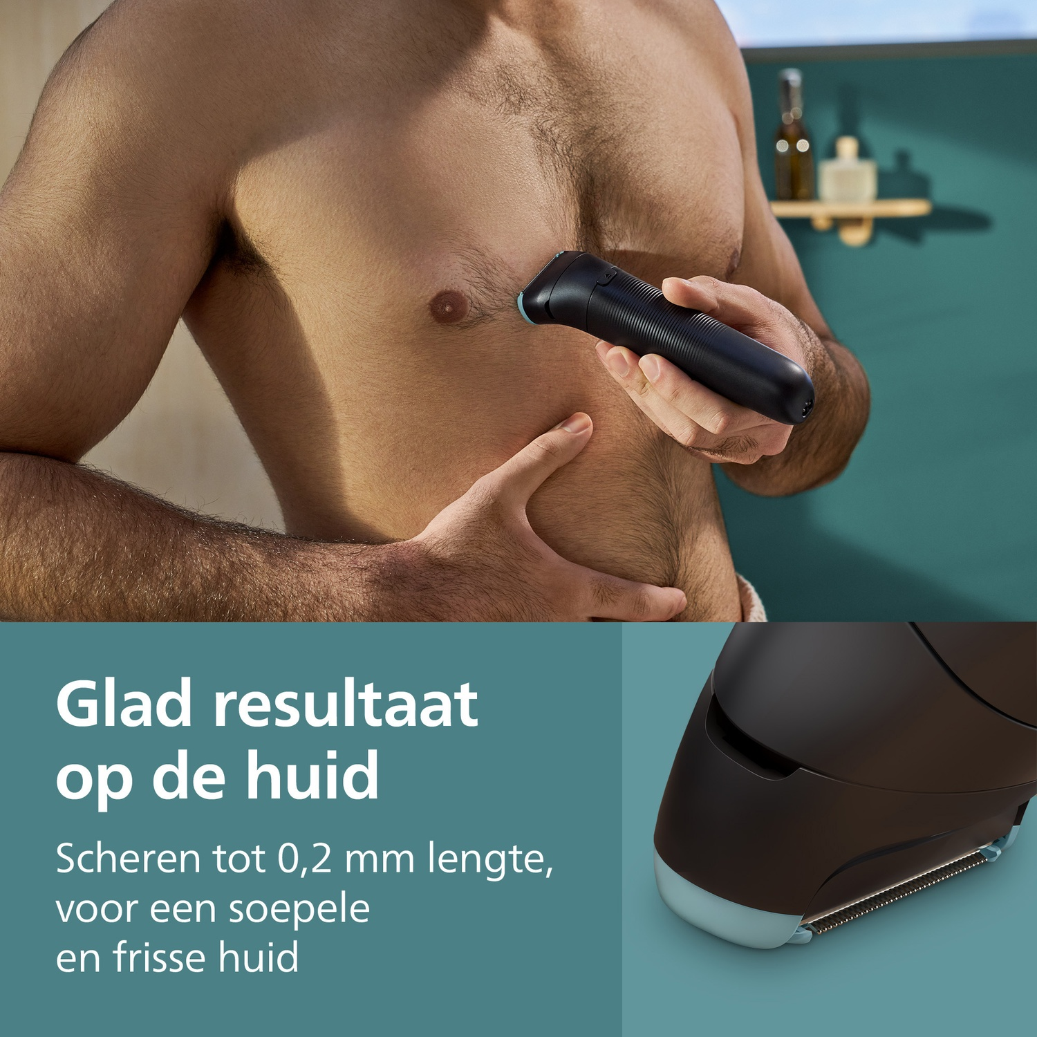 Een man scheert zijn borst met een zwarte elektrische scheerapparaat. De achtergrond toont een plank met flessen en een blauwgroene muur.